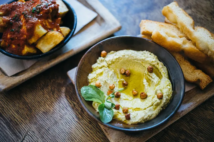 Hummus d’alfàbrega amb focaccia torrada i braves