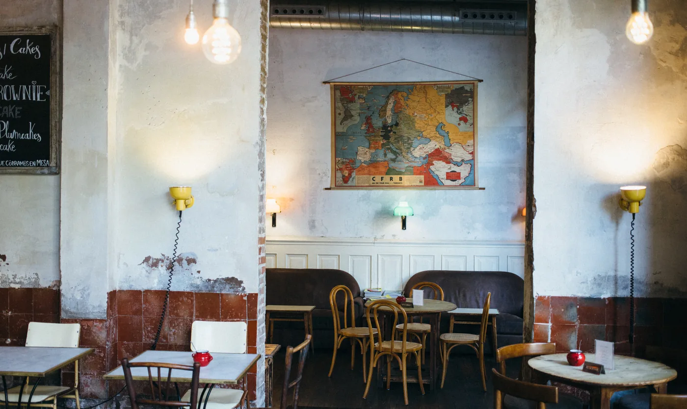 Les taules de la sala, amb el mapa antic al fons