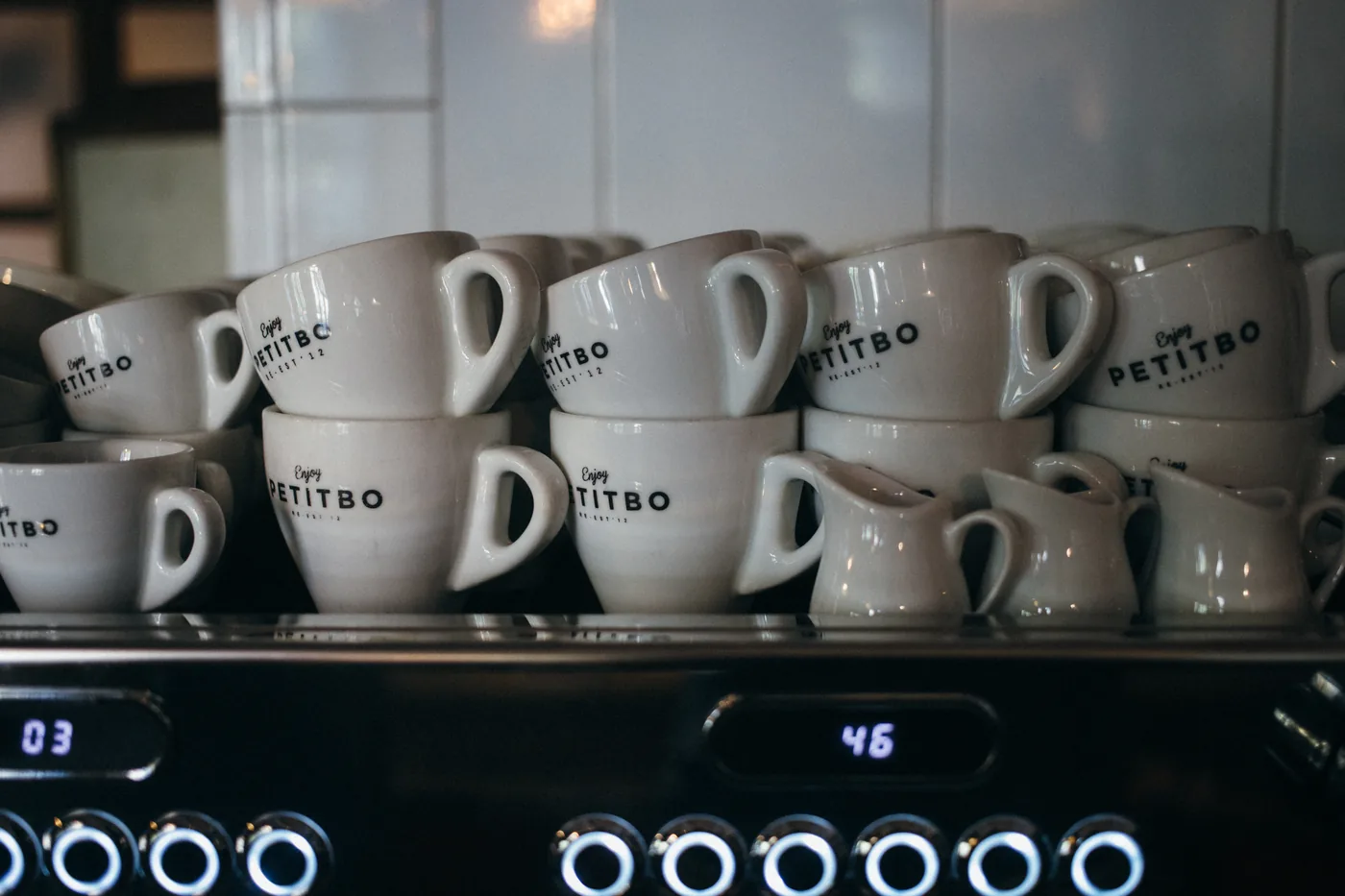 Tasses de Petitbo apilades sobre la cafetera